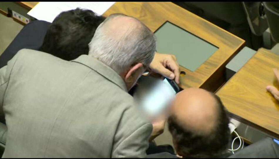VIDEO: Sorprenden a diputado viendo pornografía en sesión del congreso brasileño