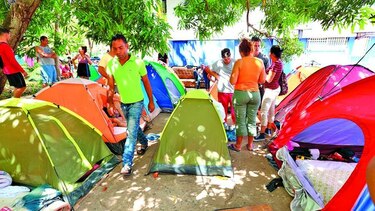 Migrantes cubanos esperan una solución de las autoridades