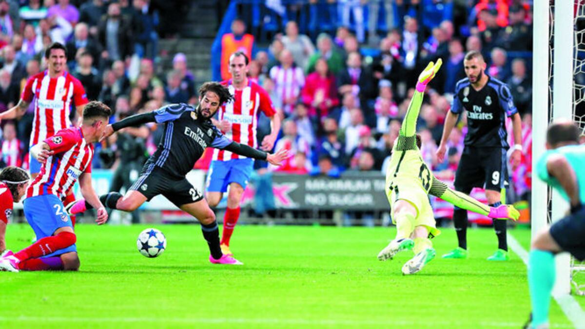 Isco se apresta a pegar al balón después de un pase de Benzema, para el gol del Real Madrid con el que frenó el ímpetu del Atlético de Madrid, que iba ganando por 2-0.