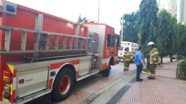 Bomberos evacúan edificio en Punta Pacífica tras posible incendio en el piso 17