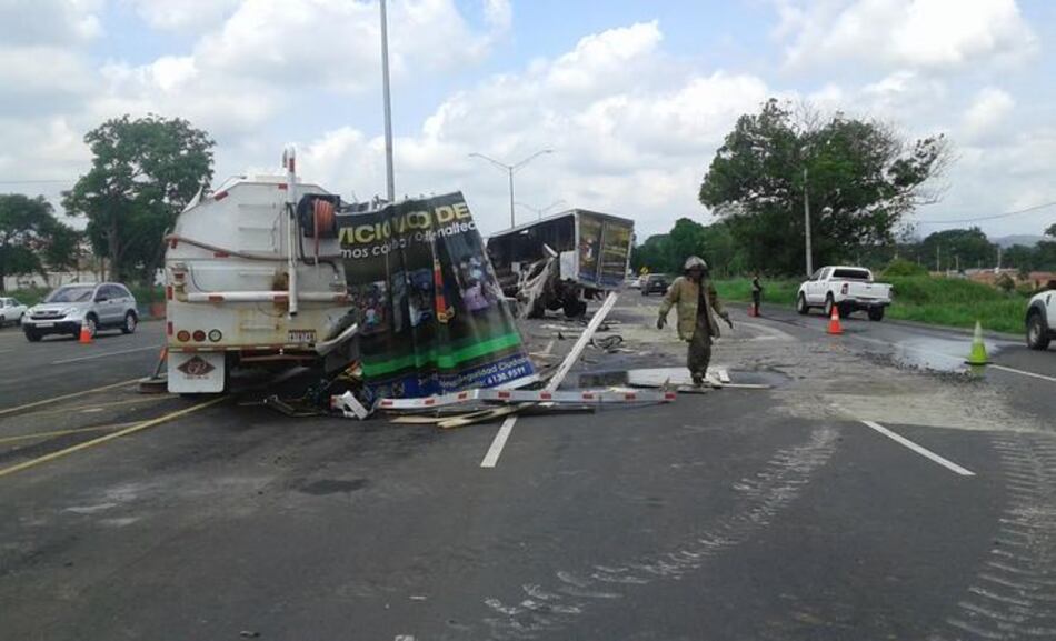 Muere funcionario del Senafront en choque de camiones en autopista Arraiján- La Chorrera
