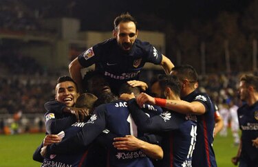 Barcelona y Atlético mantienen liderato y Cristiano da aire a Benítez