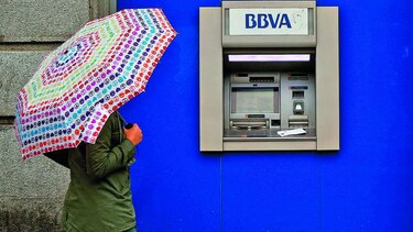 Caída de acciones de Telefónica frenó a BBVA