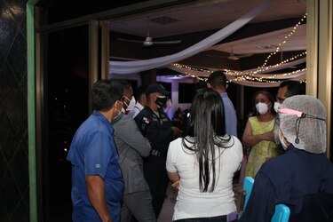 Sorprenden a más de 100 personas en una boda en Pedregal