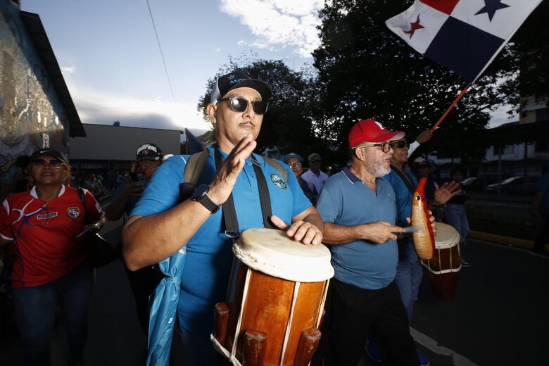 Educadores y trabajadores marchan hacia la Presidencia de la República para presentar propuesta sobre la CSS