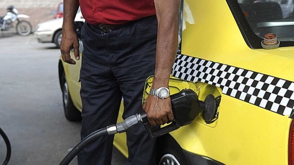 El viernes bajarán los precios de los combustibles
