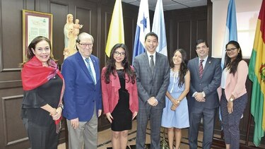 La USMA premia a tres estudiantes con la beca de excelencia