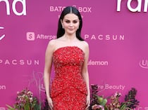 Selena Gomez y su vestido rojo de Prada en gala por la salud mental juvenil