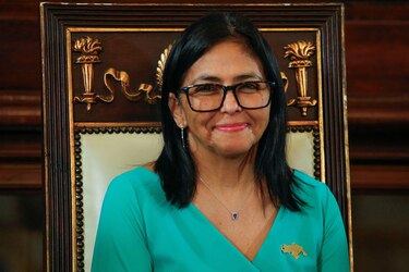 Delcy Rodríguez visita tumba de Hugo Chávez tras juramentarse como presidenta encargada