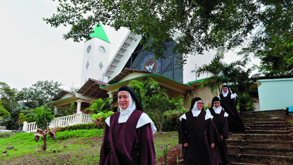(1.) Las hermanitas en las afuera del santuario mariano del Valle de la Media Luna en Portobelo, Colón. (2) Las tareas de panadería resultan la única actividad económica para la com