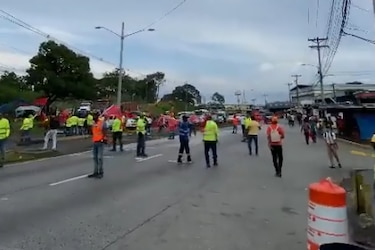 Agrupaciones inician cierres de vías en algunos puntos de la ciudad y el interior del país; protestan contra el contrato minero