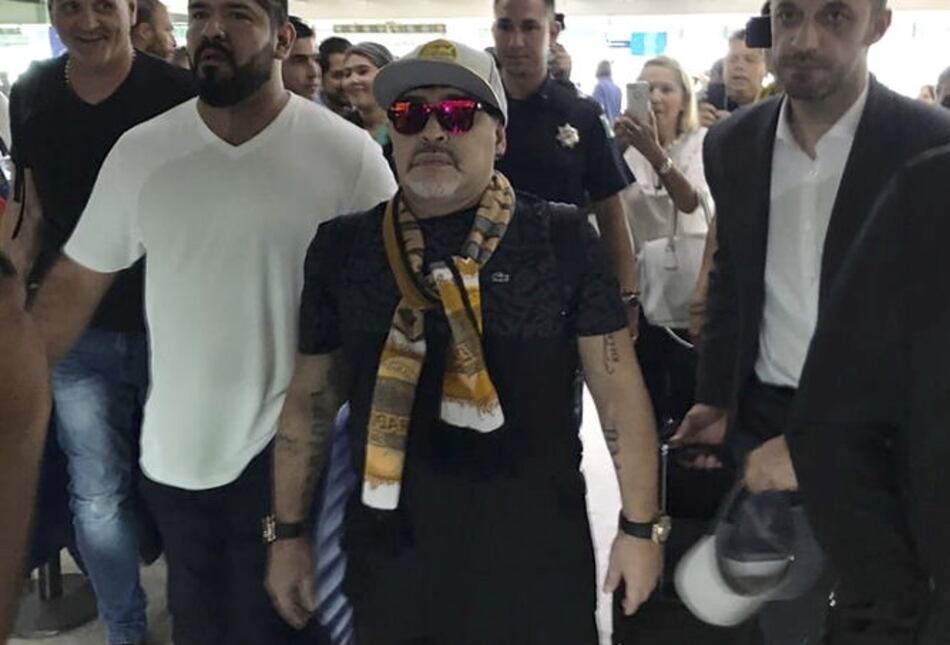 Diego Armando Maradona llega a Sinaloa para dirigir a Dorados