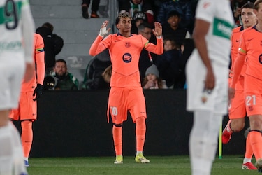 Barcelona protege el liderato y complica la existencia al Elche