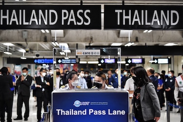 Tailandia se llena de esperanza al recibir primeros turistas tras reapertura
