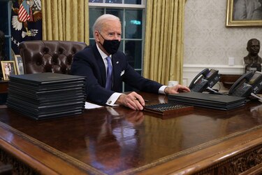 El presidente Biden ordenará uso de mascarillas y cuarentenas a viajeros