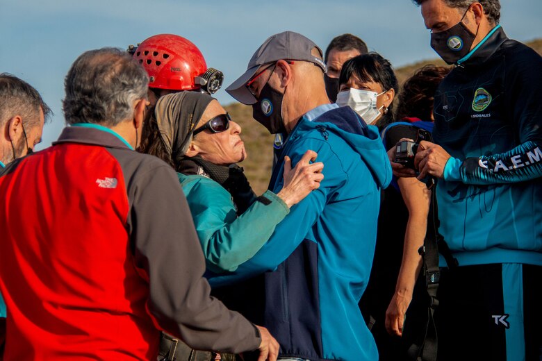 Deportista española sobrevive 500 días aislada en una cueva