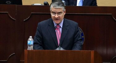 Jefe de la cartera del MEF presenta proyecto de incentivos fiscales