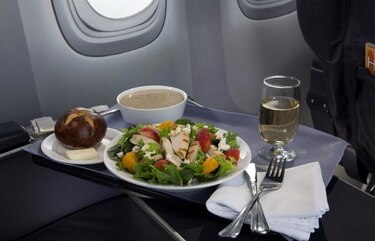 United Airlines atrae a pasajeros con mejor menú