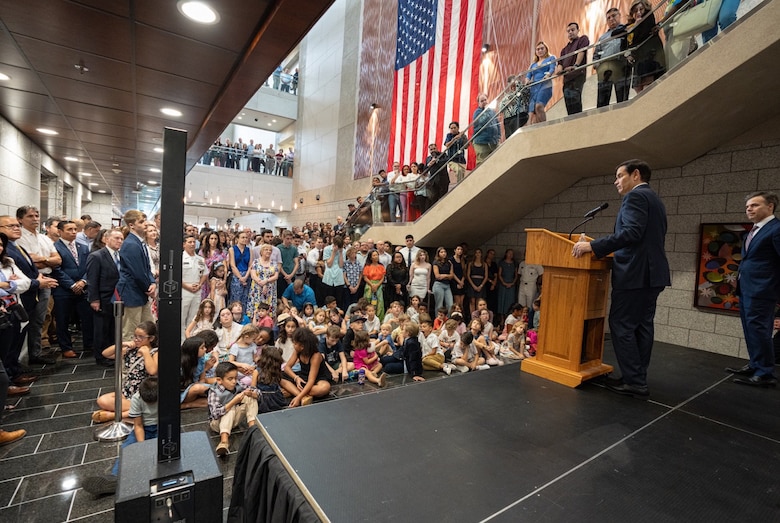 ‘Panamá es uno de nuestros socios económicos más fuertes en el hemisferio’, dice Rubio ante el personal de la embajada