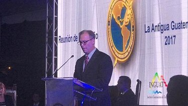 El presidente de Guatemala firma la Declaración de Chapultepec sobre libertad de expresión