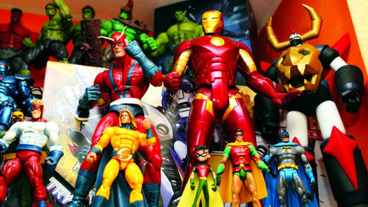 Colecciones de editoriales como la Marvel y DC Cómics, personajes de ciencia ficción, lo fantástico y figuras gigantes de los miembros de Action Figures Panamá.