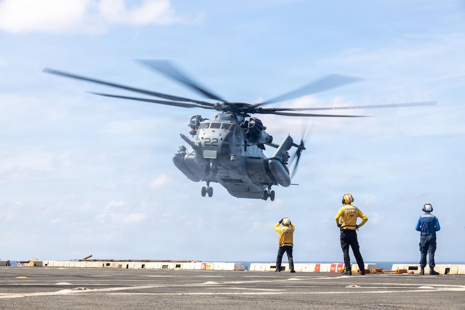 Trump dice preparar ataques por tierra y Venezuela alerta en la CPI del despliegue de Estados Unidos