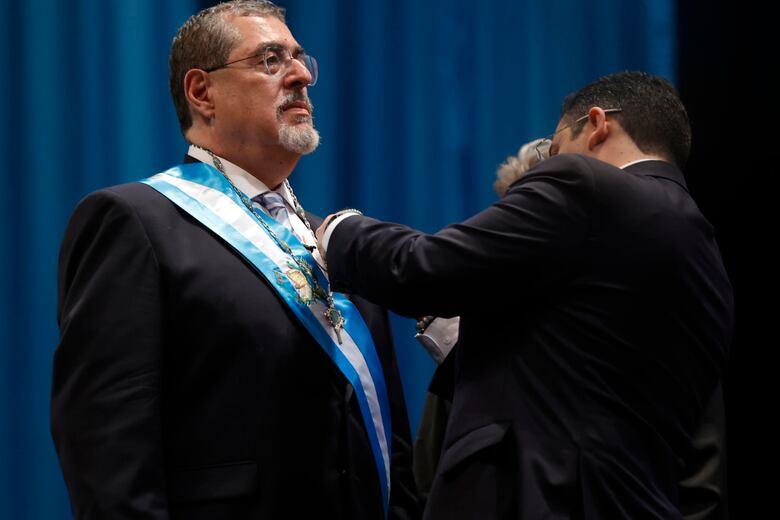 ‘Nunca más el autoritarismo’, proclama Bernardo Arévalo tras ser investido presidente de Guatemala