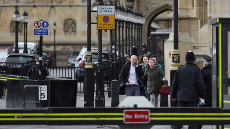 Policía acuchillado y agresor abatido ante el Parlamento británico