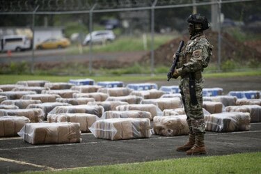 Ecuador incauta 140 bloques de cocaína ocultos en un contenedor que venía hacia Panamá