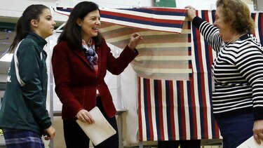 Estadounidenses deciden entre Clinton y Trump en las urnas