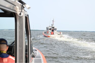 La Guardia Costera de Estados Unidos rescata con vida a joven en bote casi sumergido en el Atlántico