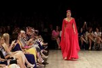 El diseñador Naeem Khan envolvió la pasarela panameña con brillo