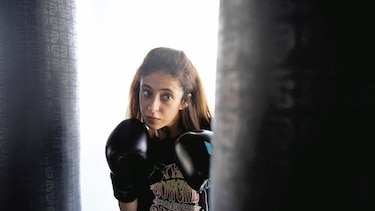 Una boxeadora noquea tabúes en el deporte femenino saudí
