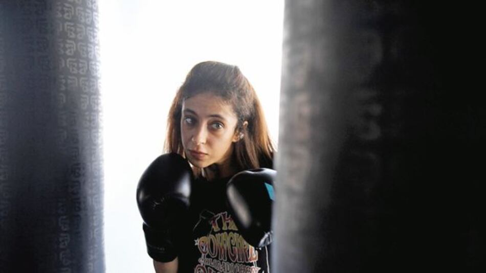 Una boxeadora noquea tabúes en el deporte femenino saudí