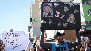 Las duras semanas de Javier Milei: escándalo de corrupción, caída de la popularidad y apedreado en plena campaña electoral en Argentina