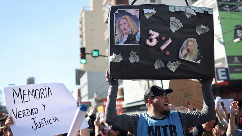 Las duras semanas de Javier Milei: escándalo de corrupción, caída de la popularidad y apedreado en plena campaña electoral en Argentina