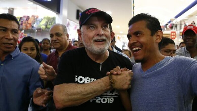 Martinelli sigue celebrando, recorre centros comerciales