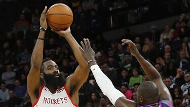James Harden sigue al frente de la anotación en la NBA