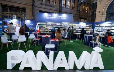 Escritoras panameñas buscan derribar estereotipos tras su paso por feria literaria chilena