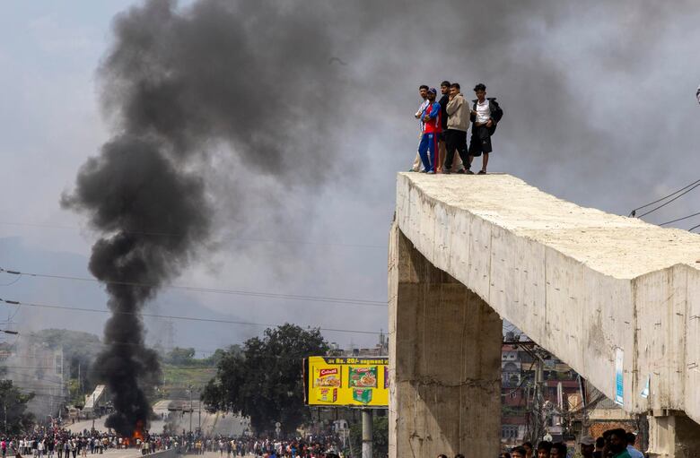 Manifestantes toman el Parlamento y la violencia continúa en Nepal pese a renuncia de Oli