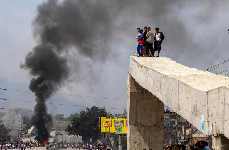 Manifestantes toman el Parlamento y la violencia continúa en Nepal pese a renuncia de Oli