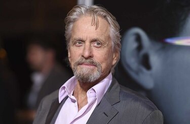 Michael Douglas niega preventivamente denuncia de acoso