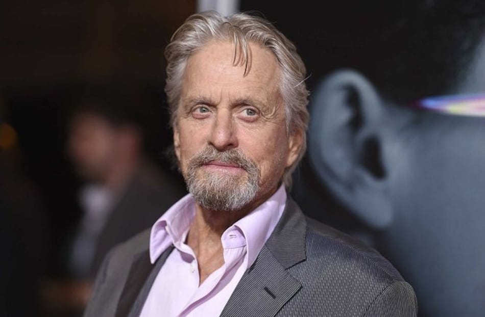 Michael Douglas niega preventivamente denuncia de acoso