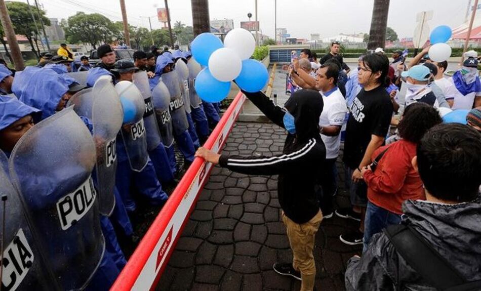 Policía impide marcha opositora en Nicaragua