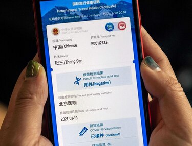 China lanza ‘pasaporte sanitario’ y crece la polémica en Europa por la vacuna rusa