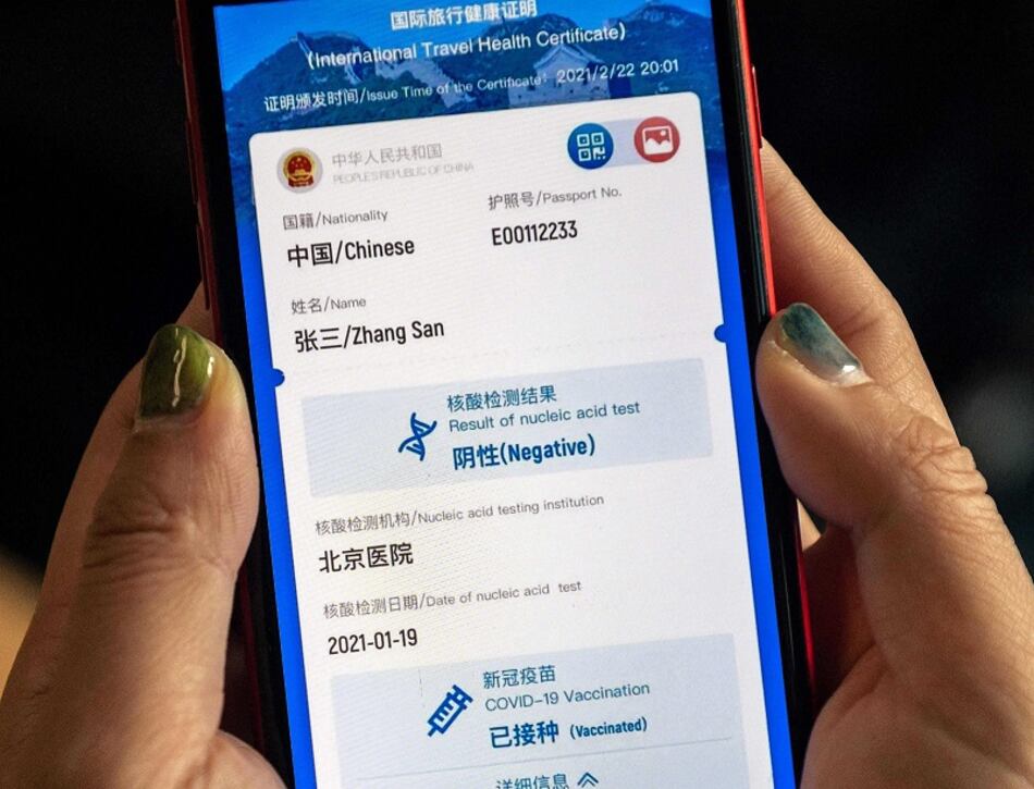 China lanza ‘pasaporte sanitario’ y crece la polémica en Europa por la vacuna rusa