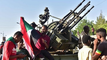 Jefe de junta militar de Sudán promete 'eliminar de raíz' el antiguo régimen