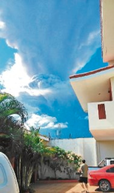 Volcán continúa expulsando gas