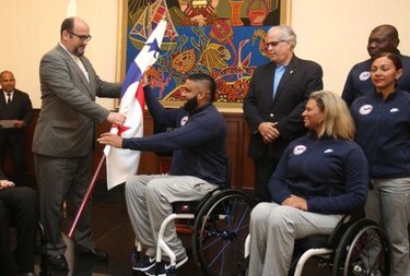 Atletas paralímpicos reciben la bandera nacional