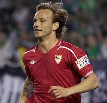 Rakitic se despide del Sevilla con lágrimas antes de ir a Barcelona